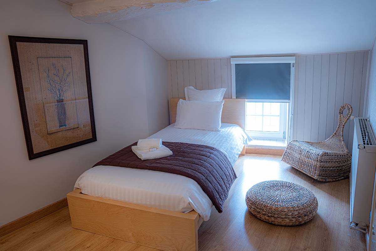 Room with single bed at the hotel Les Acacias near Saintes
