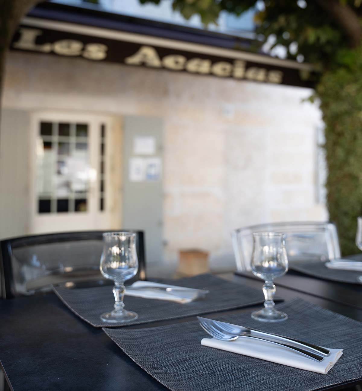 Table avec verres et couvert en extérieur dans le centre de Corme Royal