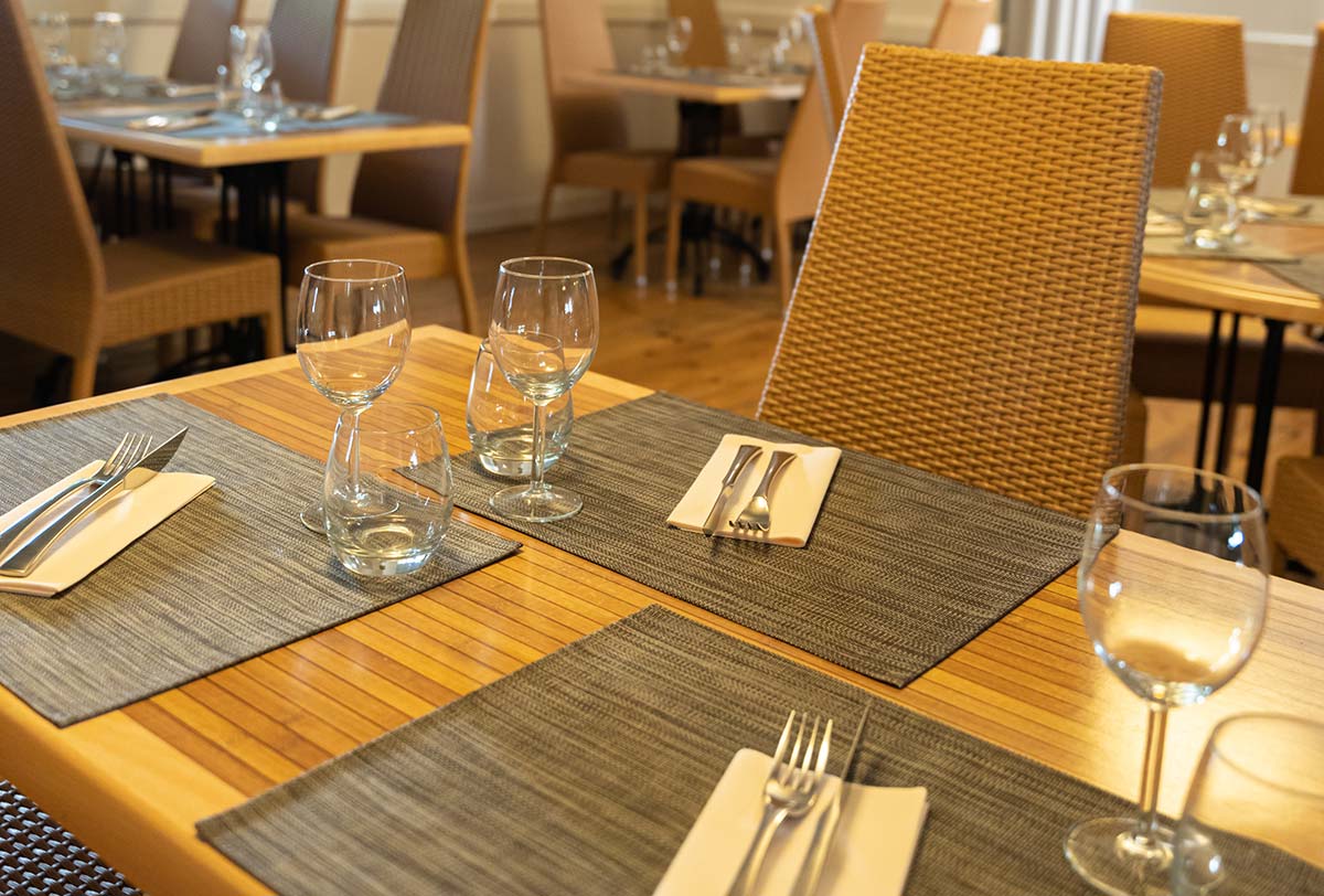 Table du restaurant à Corme Royal près de Saintes en Charente Maritime