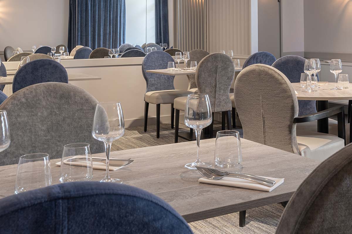 Restaurant room with its tables near Saintes