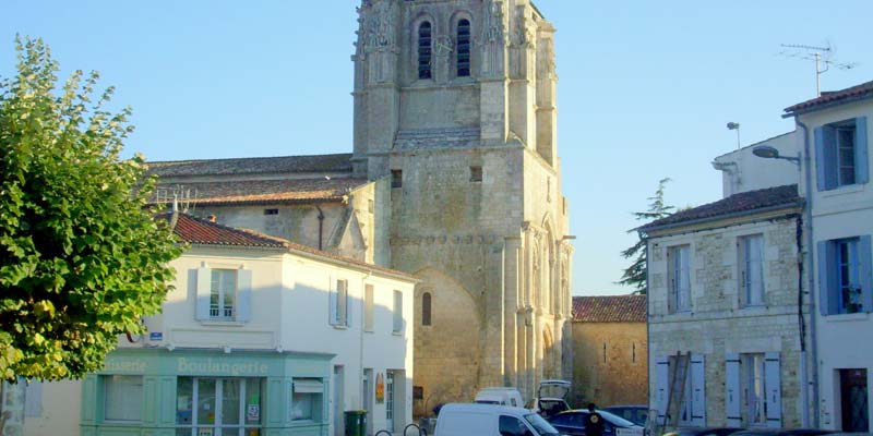 Eglise et maison à Corme Royal proche du restaurant près de Saintes