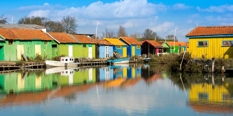 Bâtiments colorés en bord de rivière Charente