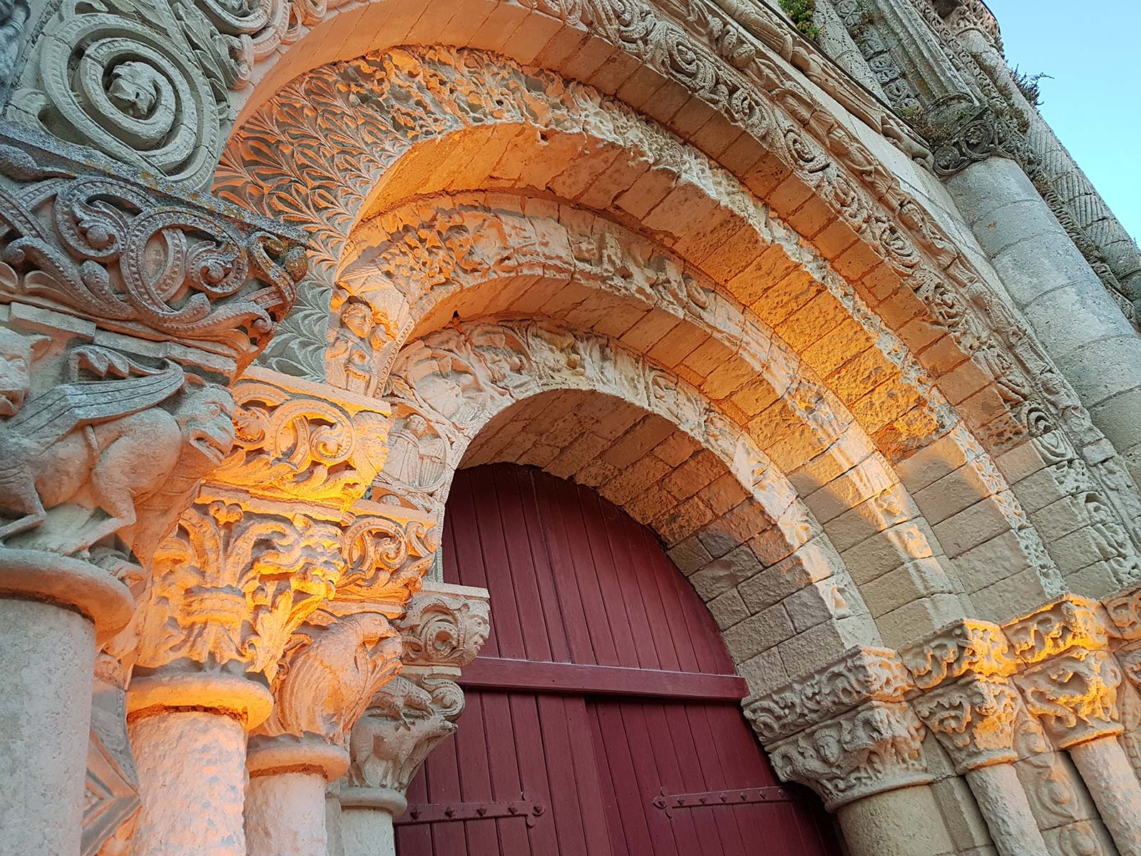Voute éclairée de la porte de l'église Saint-Nazaire à Corme-Royal