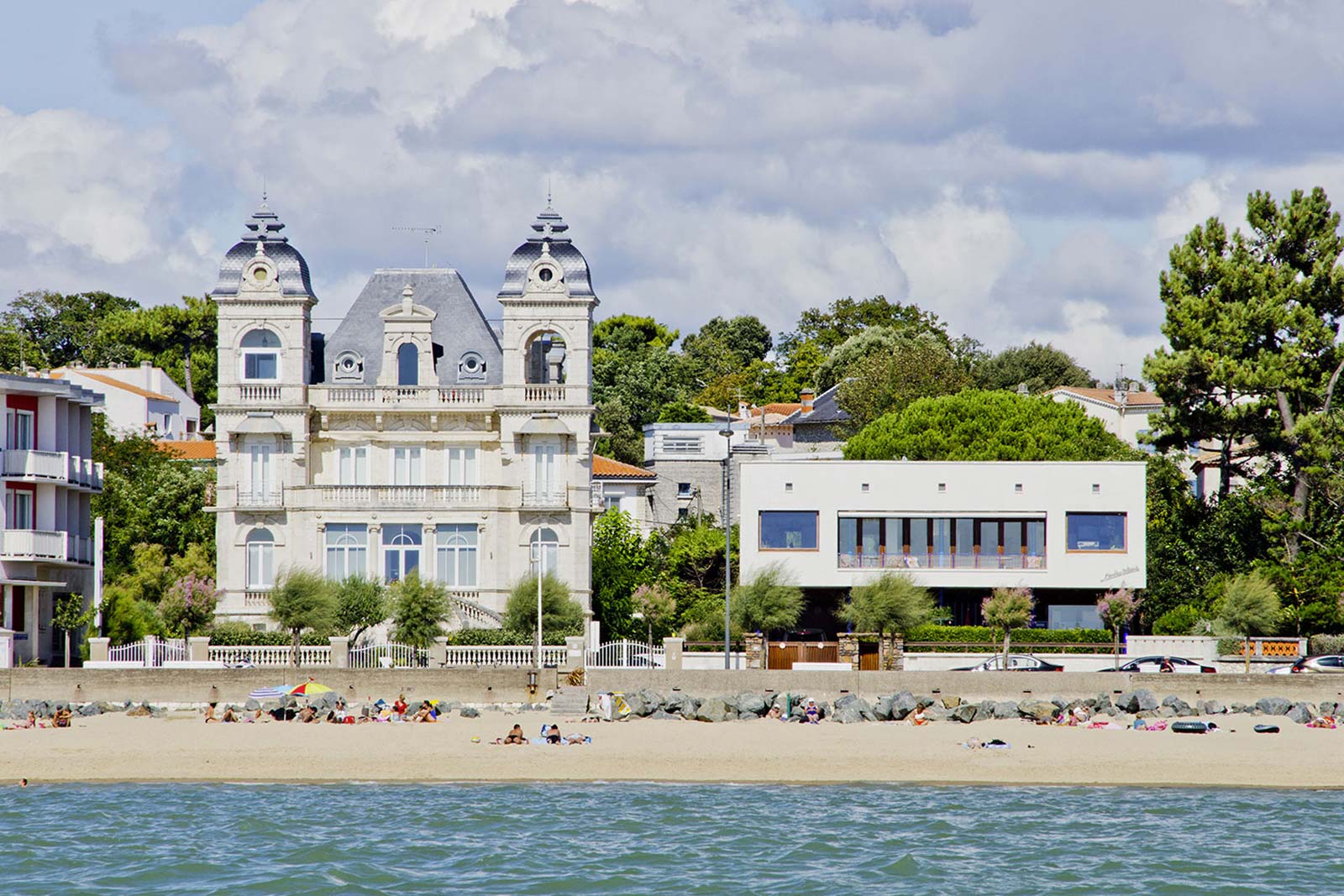 Plage et batiments en front de mer de Royan près de Saintes