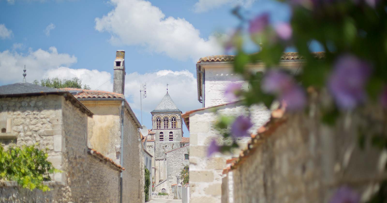 Le centre historique de Corme Royal proche du restaurant près de Saintes